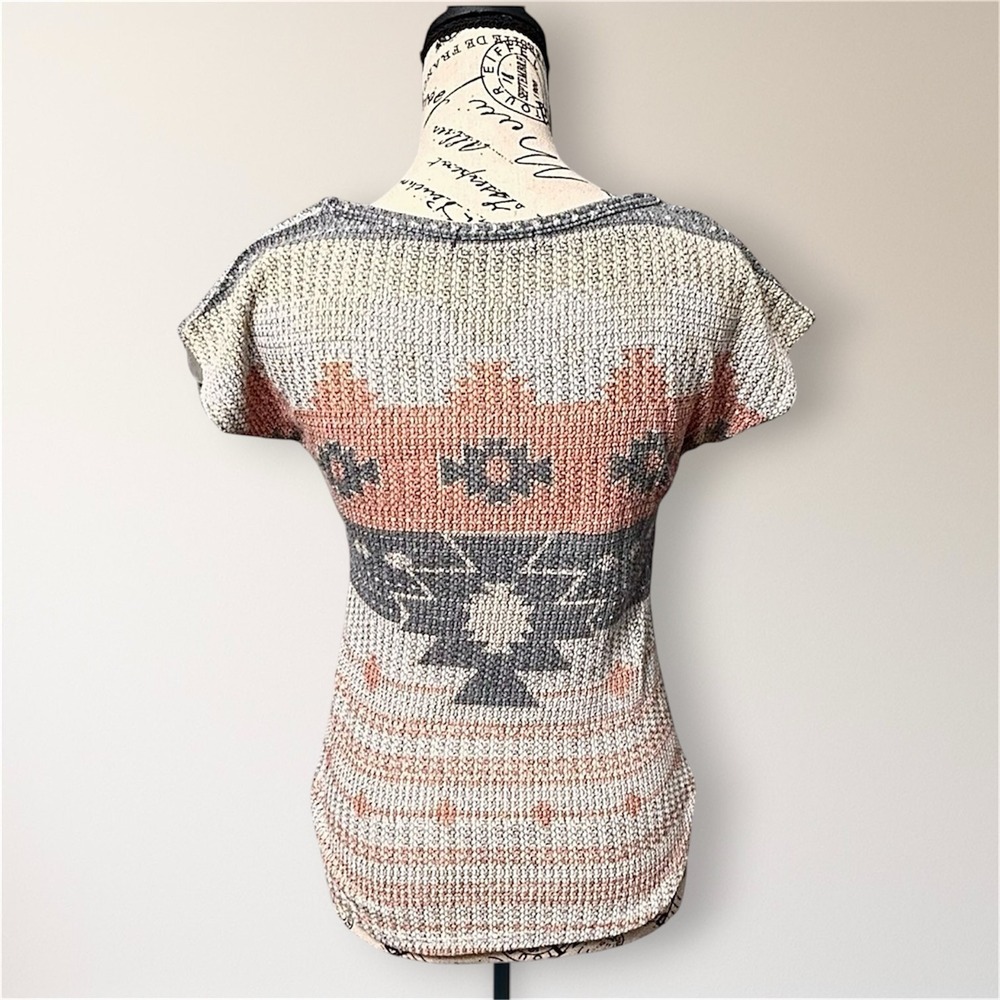 Blu Planet Aztec Tribal Knit Top Gray Peach Southwestern Boho Short Sleeve Tee M - Picture 5 of 9